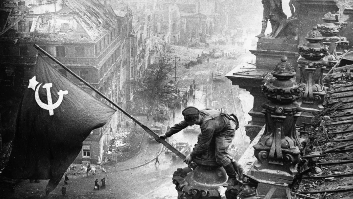 Tương tự như Mỹ, Liên Xô "thu nạp" nhân tài của Đức quốc xã với chiến dịch Osoaviakhim. Chỉ riêng tháng 10/1946, hơn 2.000 nhà khoa học, chuyên gia từng làm việc cho Hitler được bí mật đưa sang Liên Xô sống và làm việc.