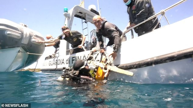 Biểu tượng cá heo này được người Hy Lạp dùng để tôn vinh nữ thần Aphrodite.