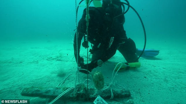 Trong thần thoại Hy Lạp, nữ thần Aphrodite được ca ngợi với vai trò bảo vệ những người đi biển.