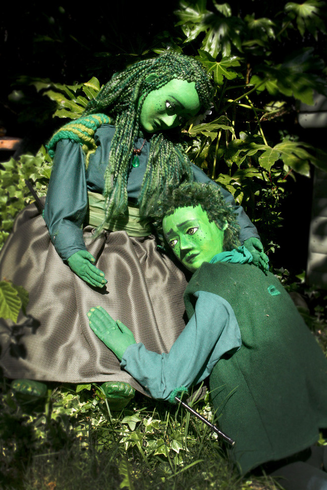 Trong khi đó, bé gái nhanh chóng hòa nhập với cuộc sống của người dân ở Woolpit. Cô bé học tiếng Anh và bắt đầu nói chuyện với mọi người.