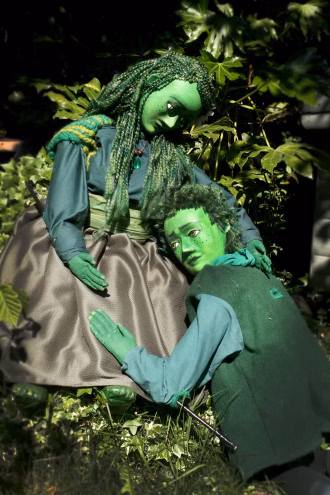 Trong khi đó, bé gái nhanh chóng hòa nhập với cuộc sống của người dân ở Woolpit. Cô bé học tiếng Anh và bắt đầu nói chuyện với mọi người.