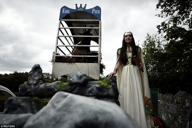 "Nữ hoàng" được chọn từ những bé gái học tại trường tiểu học trong vùng. Người được chọn là người chiến thắng trong cuộc thi viết ngắn về lễ hội.