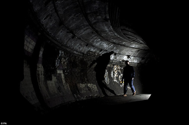 Trong Chiến tranh thế giới 2, Thủ tướng Anh Winston Churchill sử dụng hầm trú ẩn tối mật ở tàu điện ngầm Down Street thuộc quận Mayfair, thủ đô London. Thủ tướng Churchill cùng các thành viên nội các ở trong căn hầm bí mật này trong thời gian chiến tranh.