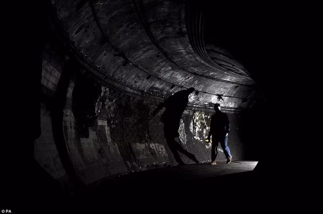 Trong Chiến tranh thế giới 2, Thủ tướng Anh Winston Churchill sử dụng hầm trú ẩn tối mật ở tàu điện ngầm Down Street thuộc quận Mayfair, thủ đô London. Thủ tướng Churchill cùng các thành viên nội các ở trong căn hầm bí mật này trong thời gian chiến tranh.