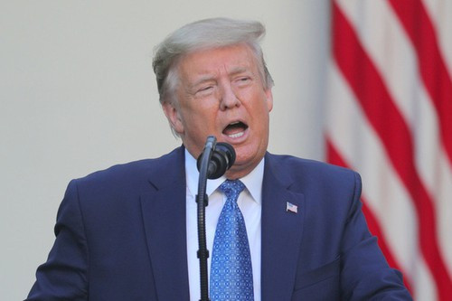 Vào ngày 29/5, hàng trăm người biểu tình tụ tập bên ngoài Nhà Trắng, Tổng thống Mỹ Donald Trump được hộ tống xuống hầm trú ẩn bên dưới Nhà Trắng.