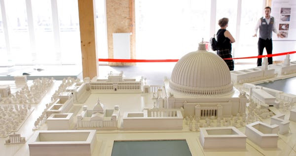 Hàng loạt các công trình lớn, những đường xa rộng và các bức tượng khổng lồ được Hitler kỳ vọng sẽ tồn tại đến 1.000 năm sau.