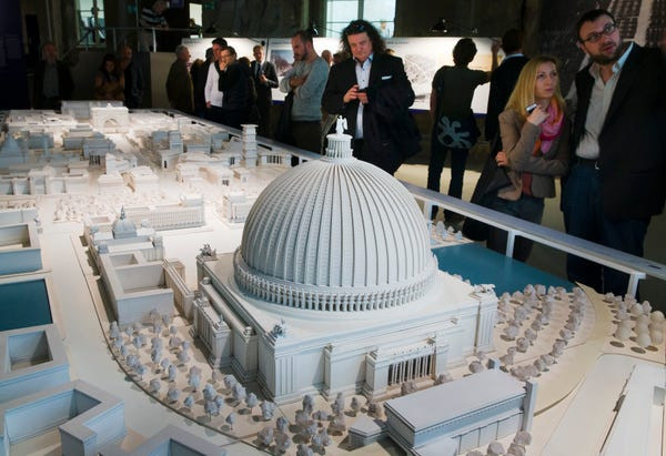 Theo lệnh của Hitler, kiến trúc sư Speer thiết kế "siêu thủ đô" của thế giới nằm ở Đức có đại lộ dài hơn 8 km. Xung quanh đại lộ này là những tòa nhà chọc trời của Đức quốc xã.