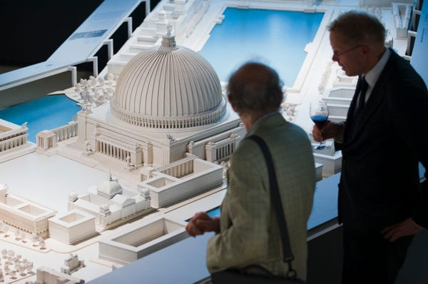 Speer cũng lên kế hoạch xây dựng “Hội trường Nhân dân” có diện tích gấp 2 lần Vương cung Thánh đường Saint Peter ở thủ đô Rome, Italy với sức chứa lên đến 180.000 người.