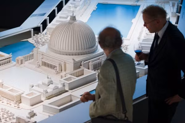 Speer cũng lên kế hoạch xây dựng “Hội trường Nhân dân” có diện tích gấp 2 lần Vương cung Thánh đường Saint Peter ở thủ đô Rome, Italy với sức chứa lên đến 180.000 người.