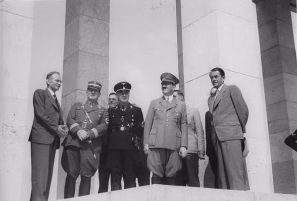 Vào năm 1937, trùm phát xít Hitler bắt đầu tham vọng thống trị thế giới. Ông cho rằng, trong tương lai, Berlin không chỉ là thủ đô của nước Đức mà còn là thủ đô của thế giới.