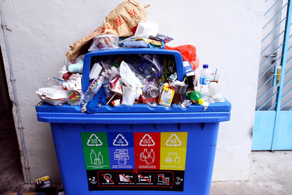 Theo quan chức NEA, giải pháp trên được thực hiện dựa trên công nghệ nhận dạng tần suất vô tuyến (RFID) để theo dõi số lượng rác thải ra của mỗi hộ gia đình. "Chúng tôi đang theo dõi thử nghiệm tần suất mở thùng rác của một số hộ gia đình, với mỗi lần mở thùng rác chỉ nhận chứa một lượng rác thải nhất định", ông Cheang Kok Chung, trưởng bộ phận chính sách bảo vệ môi trường và quan hệ quốc tế của NEA, cho biết.