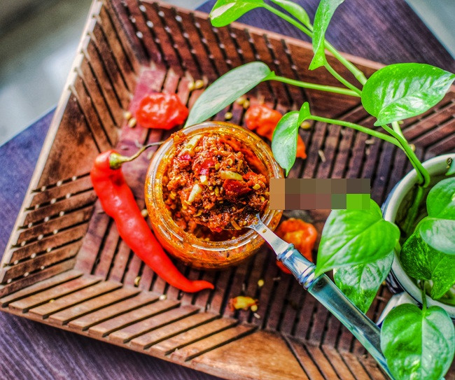 Chúng được dùng làm gia vị dưới dạng khô và tươi. Jolokia Bhut được cho vào trong món cà ri hay làm tương ớt.