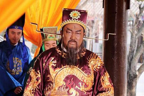 Dù vậy, 13 ngày sau khi đổ bệnh, Bao Công qua đời. Tống Nhân Tông phái một đoàn ngự lâm quân hộ tống linh cữu Bao Công về quê Lư Châu (nay là tỉnh An Huy, Trung Quốc) để an táng. Điều này cho thấy Bao Công được hoàng đế coi trọng như thế nào.