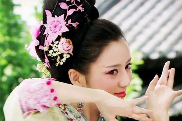 Thậm chí, có giai thoại kể rằng, Triệu Phi Yến điên cuồng muốn có con nên bắt đầu lối sống dâm loạn khi lén lút quan hệ với những nam nhân khác.