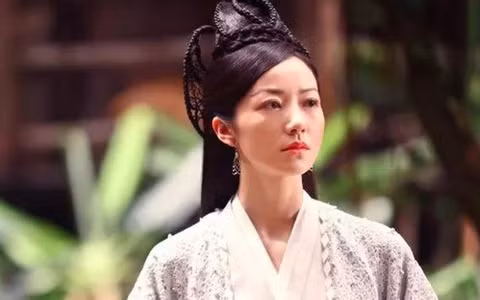 Nhờ được Hán Thành Đế ân ủng, hoàng hậu khi đó bị phế truất. Không lâu sau, Triệu Phi Yến được hoàng đế tấn phong làm hoàng hậu.