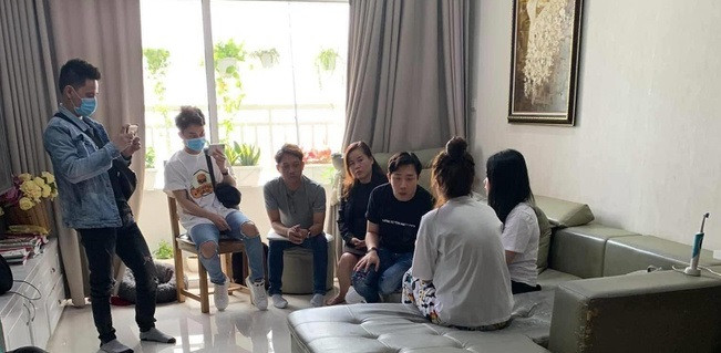 Tran Thanh truc tiep lam viec voi 2 nguoi loan tin anh 