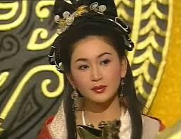 Không chỉ có dung nhan xinh đẹp, Đát Kỷ có giọng nói trong trẻo, dáng đi uyển chuyển và tinh thông cầm kỳ thư họa. Những điều này càng khiến cánh mày râu mê đắm nàng.