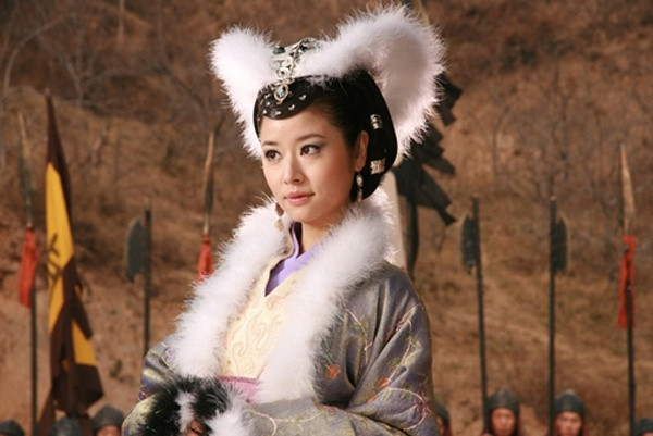 Để có tiền ăn chơi hưởng lạc với Đát Kỷ, Trụ Vương dùng tiền trong quốc khố cũng như bắt dân chúng đóng nhiều loại tô thuế cao. Điều này khiến dân chúng rơi vào cảnh lầm than và căm phẫn lối sống của Đát Kỷ và Trụ Vương. Theo đó, Đát Kỷ bị dân chúng xem là "hồ ly tinh" gieo rắc tai họa cho đất nước.