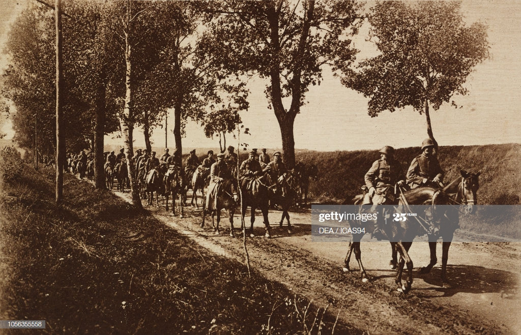 Kỵ binh nặng là những binh sĩ được trang bị vũ khí có sức sát thương mạnh hơn như kiếm, súng.