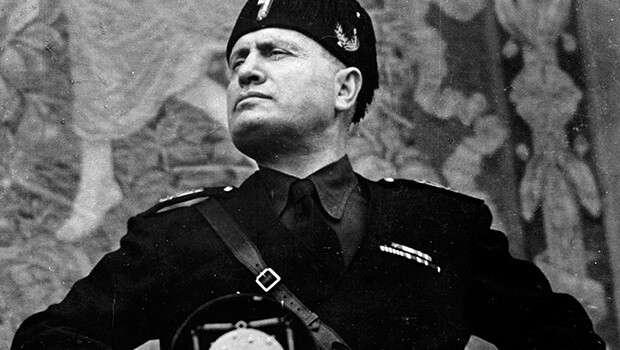 Tương tự như Hitler, năm 1935, nhà độc tài người Italy Benito Mussolini được đề cử giải Nobel hòa bình.