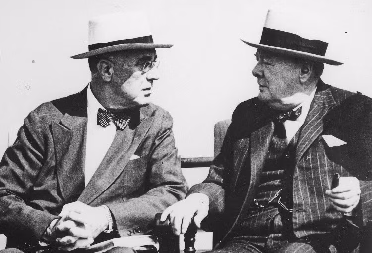 Sau sự kiện Trân Châu Cảng, tháng 12/1941, Thủ tướng Anh Winston Churchill đến thăm Nhà Trắng. Tổng thống Mỹ Franklin D. Roosevelt khi ấy tiếp đón Thủ tướng Churchill. Đây là hai nhân vật nổi tiếng lịch sử.