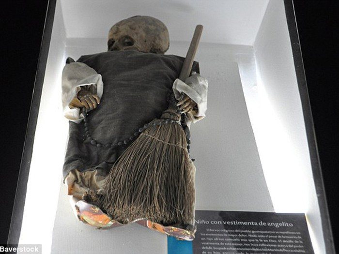 Thay vào đó, những thi hài của người dân ở Mexico được ướp xác tự nhiên nhờ chôn cất trong ngôi mộ đóng kín suốt nhiều năm.