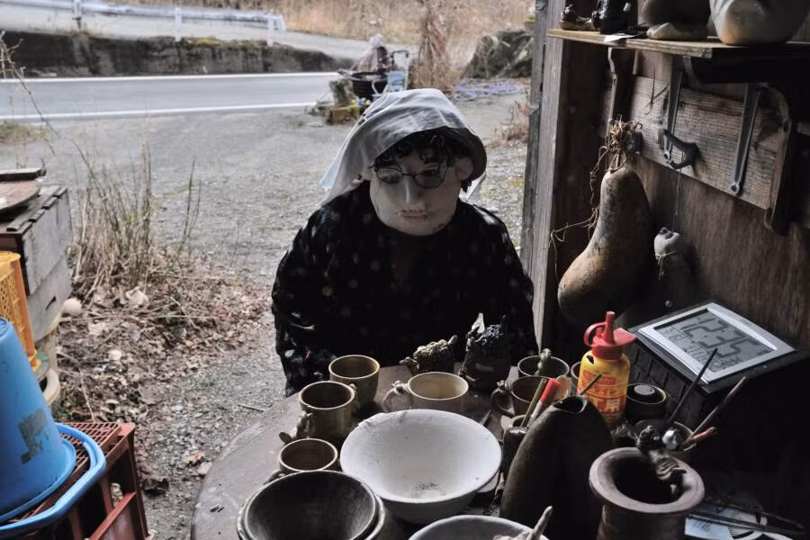 Mỗi con búp bê thay thế cho những người dân đã qua đời hay rời làng lên thành phố lập nghiệp.