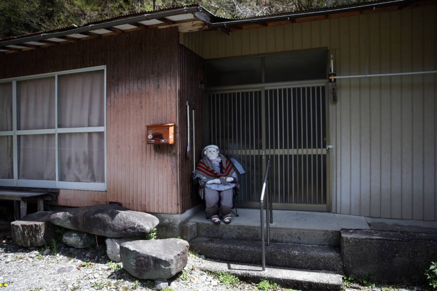 Vào năm 2012, ngôi trường duy nhất ở làng Nagoro phải đóng cửa vì không có học sinh. Điều này khiến ngôi làng càng vắng vẻ hơn.