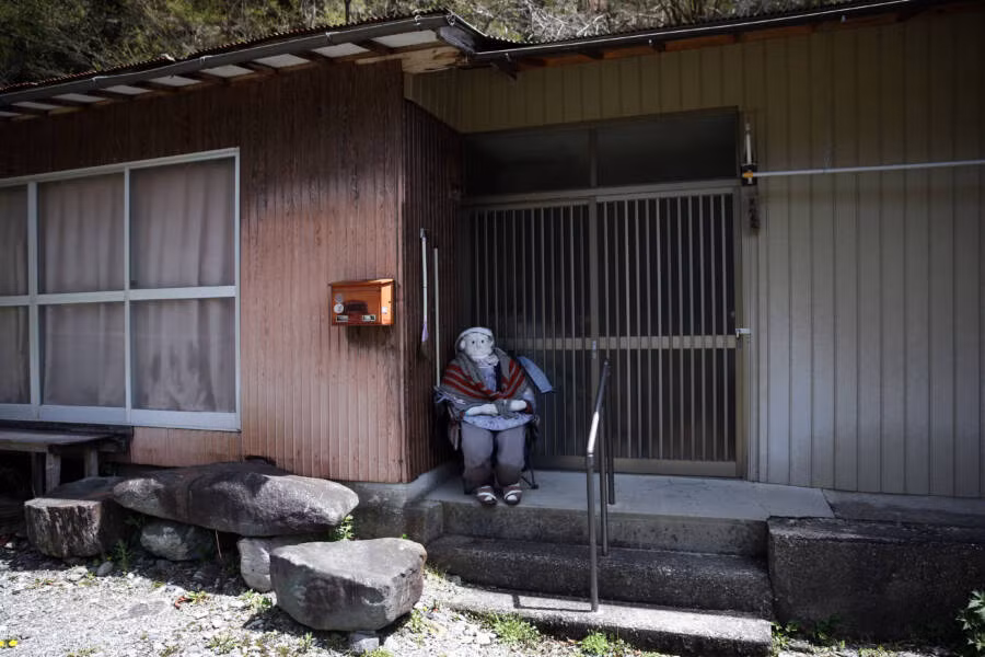 Vào năm 2012, ngôi trường duy nhất ở làng Nagoro phải đóng cửa vì không có học sinh. Điều này khiến ngôi làng càng vắng vẻ hơn.