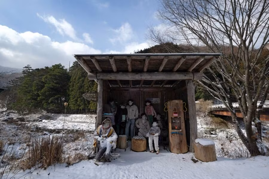 Bà Tsukimi cho hay làm như vậy nhằm khiến ngôi vàng trông bớt vắng vẻ hơn tuy nhiên nhiều du khách vẫn cảm thấy sự buồn bã và hoang vu ở đây. Theo thời gian, bà Tsukimi tạo ra hơn 400 con búp bê nhằm "hồi sinh" ngôi làng Nagoro.