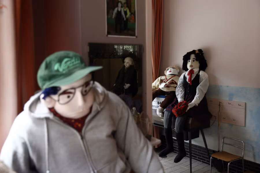 Được mệnh danh là ngôi làng "cô đơn", làng Nagoro nằm sâu trong thung lũng Shikoku, Nhật Bản. Số lượng cư dân sống trong làng giảm rõ rệt trong những thập kỷ qua.