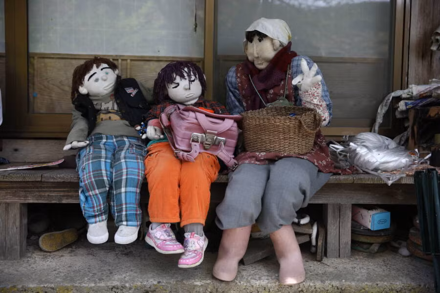 Vì vậy, những con búp bê được đặt ở khắp nơi trong ngôi làng với những vóc dáng, tư thế khác nhau từ người lớn cho đến trẻ em.