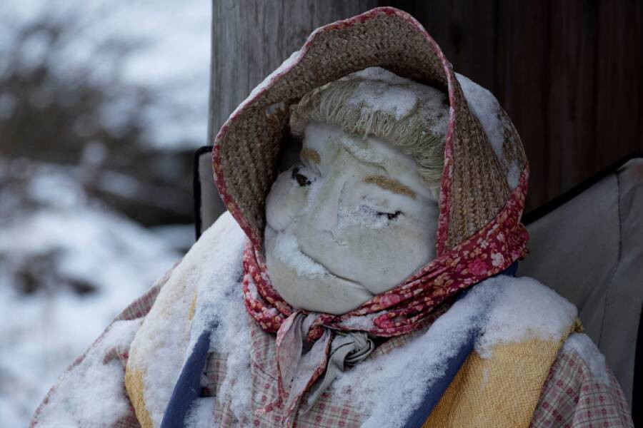 Vì vậy, số lượng búp bê bằng vải lớn gấp 10 lần số cư dân sống ở làng Nagoro. Khi du khách đến đây, họ dễ dàng bắt gặp búp bê được bố trí tại các ngôi nhà, đường xá... hơn là cư dân địa phương.