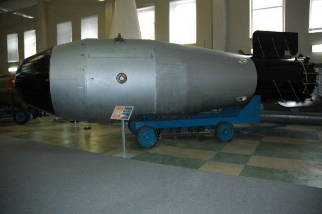 Bom Sa hoàng (Tsar Bomba) là quả bom khinh khí có số hiệu AN602. Ban đầu, các nhà khoa học Liên Xô thiết kế đương lượng nổ của bom Sa hoàng vào khoảng 100 megaton.