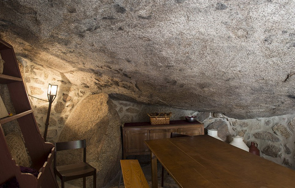 Do địa hình đồi núi và những con đường nhỏ hẹp len lỏi quanh những tảng đá lớn nên người dân địa phương và khách du lịch thường đi bộ. Mời độc giả xem video: Ngôi làng ở "tận cùng Trái đất". Nguồn: VTC14.