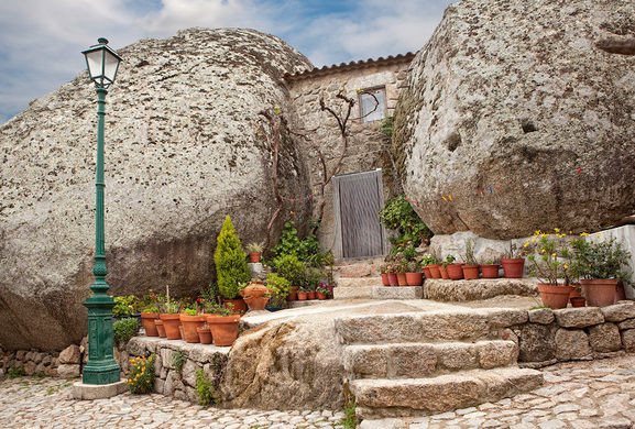 Cụ thể, các tài liệu lịch sử ghi chép rằng làng Monsanto từng là trung tâm của Bồ Đào Nha từ năm 1174 đến thế kỷ 19.