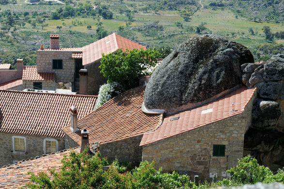 Một số ngôi nhà nằm hoàn toàn bên dưới tảng đá hoặc nằm ở khe hở giữa hai khối đá.