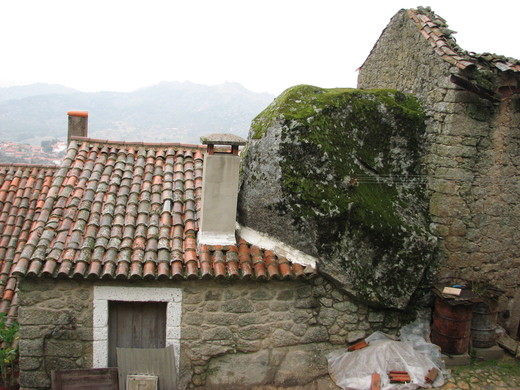 Trong thời gian đó, người dân ở làng Monsanto đã xây dựng những ngôi nhà nhỏ xinh bên trong những tảng đá lớn.