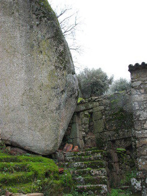 Nhờ vậy, vẻ đẹp cổ kính của ngôi làng Monsanto cộng với kiến trúc độc đáo có 1-0-2 trên Trái đất đã gây ấn tượng với du khách.