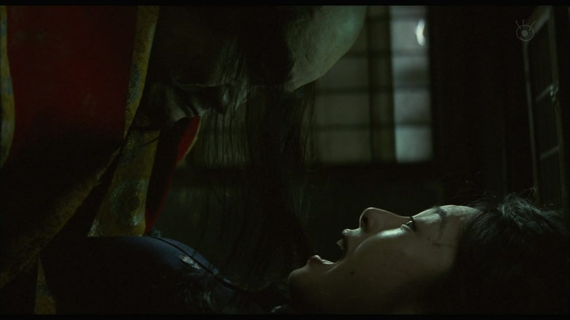 Khi con người chìm vào giấc ngủ, kanashibari xuất hiện và ghì chặt đối phương xuống giuờng.