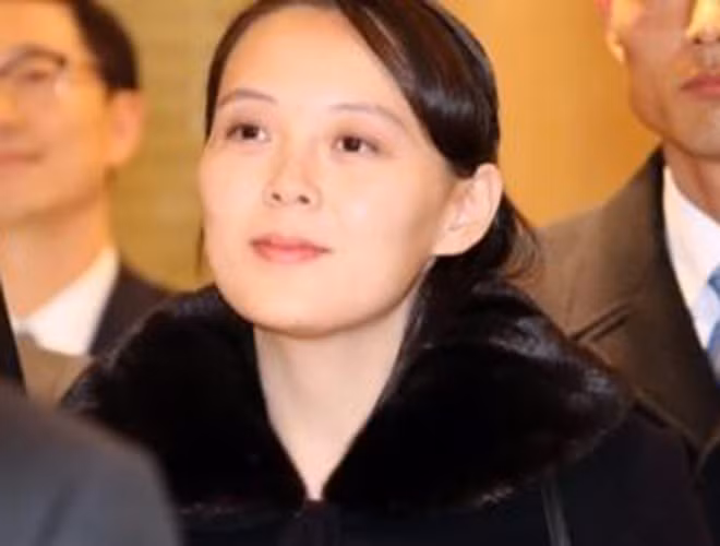 Theo ông Leif-Eric Easly, phó giáo sư nghiên cứu quốc tế ở Đại học Ewha (Hàn Quốc), cô Kim đã thể hiện kỹ năng hiện đại hóa hình ảnh chính quyền và có nhiều tác động tích cực tới truyền thông quốc gia. Bên cạnh đó, ông khẳng định cô Kim là người có tiếng nói quan trọng trong bộ máy chính trị Triều Tiên, bởi cô chính là người phụ tá tin cẩn của Chủ tịch Kim Jong-un