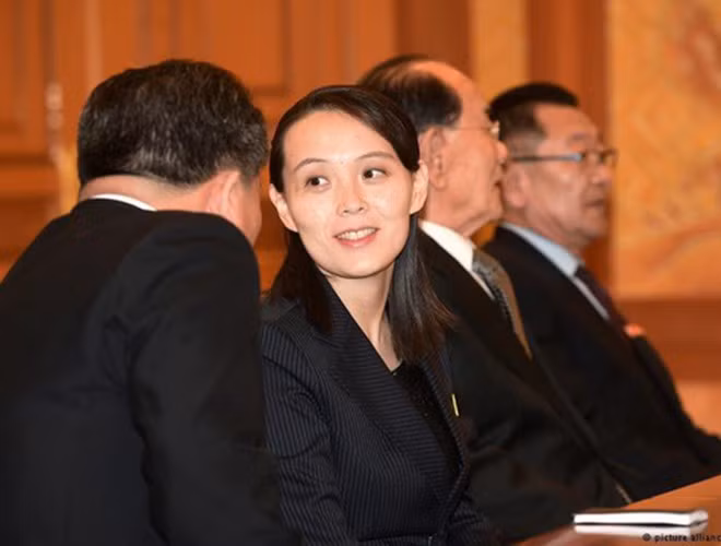 Với vai trò là người đứng sau, phụ trách xây dựng hình ảnh cho anh trai, cô Kim đã tương đối thành công khi giúp Chủ tịch Triều Tiên duy trì hình ảnh tích cực đối với Hàn Quốc và thế giới. Ngoài ra, cô còn biết cách tăng cường sức mạnh mềm cho Chủ tịch Kim Jong-un đằng sau mỗi quyết định