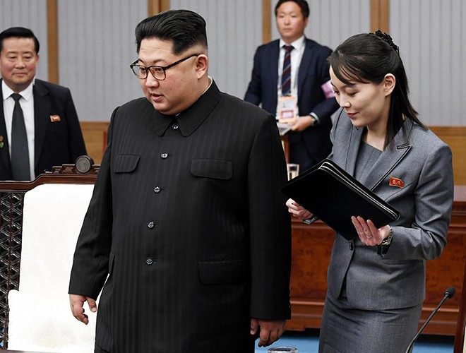 Cô được bổ nhiệm làm ủy viên dự khuyết của đảng Lao động Triều Tiên. Đồng thời, cô Kim cũng giữ chức vụ Phó chủ nhiệm Ban Tuyên giáo, phụ trách việc xây dựng hình ảnh cho anh trai trong mắt truyền thông Triều Tiên và quốc tế