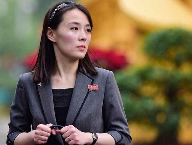 Tầm quan trọng của Kim Yo-jong còn được thể hiện qua những tuyên bố chính trị. Điển hình là phát ngôn của cô Kim về căng thẳng giữa Hàn Quốc - Triều Tiên sau vụ những tờ truyền đơn công kích chính phủ được gửi về Triều Tiên trong những ngày qua: "Thực hiện quyền lực do lãnh đạo tối cao, Đảng và nhà nước ủy nhiệm, tôi đã ra chỉ thị cho cơ quan phụ trách tiến hành quyết liệt những hành động tiếp theo"