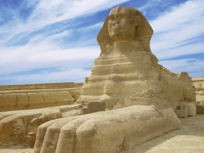 Nằm ở cao nguyên Giza, tượng Nhân sư nổi tiếng Ai Cập đứng hiên ngang giữa đất trời giống như bảo vệ đại kim tự tháp Giza.