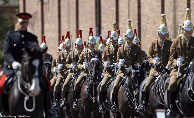Trung đoàn Household Cavalry được người dân Anh và các nước biết đến nhiều nhất và chào đón nồng nhiệt khi xuất hiện trong các sự kiện quan trọng mang tính biểu tượng của nước Anh.