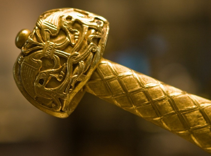 Tuy nhiên, giới chuyên gia không thể chắc chắn đây có phải là thanh kiếm huyền thoại của hoàng đế Charlemagne. Nguyên do là bởi còn một thanh kiếm khác cũng được cho là bảo kiếm Joyeuse. Nó nằm ở kho báu hoàng gia Schatzkammer Weltliche tại Vienna, Áo.