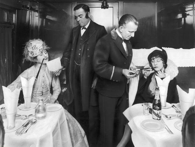 Hai quý cô được nhân viên trên tàu hỏa phục vụ một cách tỉ mỉ. Ảnh chụp tại Đức năm 1929.