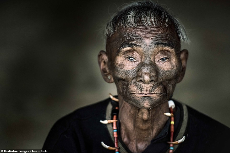 Cụ thể, trong quá khứ, các chiến binh của bộ tộc Konyak chặt đầu của kẻ thù sau những cuộc chiến "nảy lửa" để bảo vệ lãnh thổ và các thành viên trong cộng đồng.