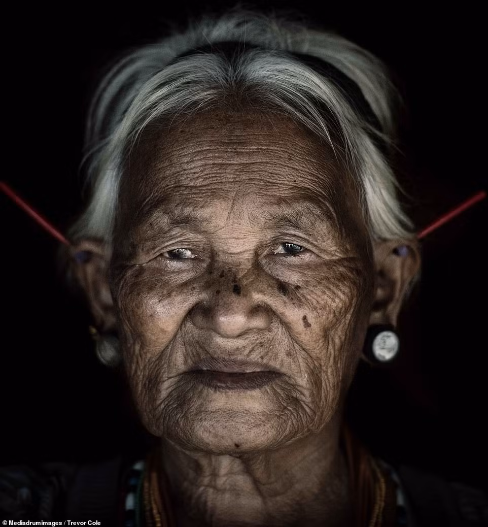 Sau đó, người dân Konyak sẽ ăn mừng và nhảy múa suốt đêm để đánh dấu sự kiện đáng tự hào này.